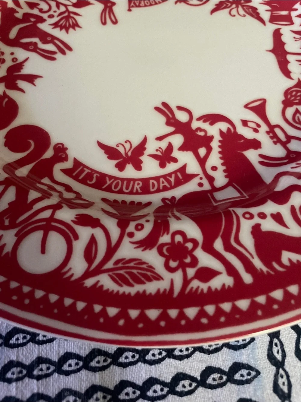 Crate&Barrel, Its your day plate !